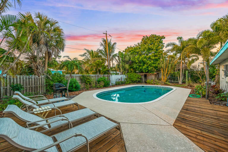 Private Pool and Lounge