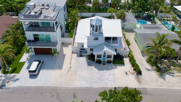 A Charming Beach Cottage on Elm by AMI Locals