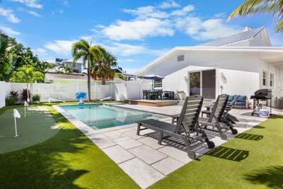 Outdoor Lounge, Dining, Putting Green