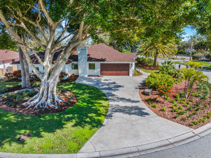 Spacious Garage with Direct Access