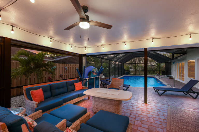 Lounge with Cushions