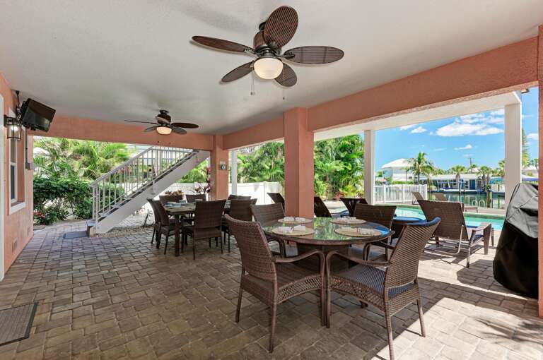 Relaxing Outdoor Lounge - Anna Maria Island Locals
