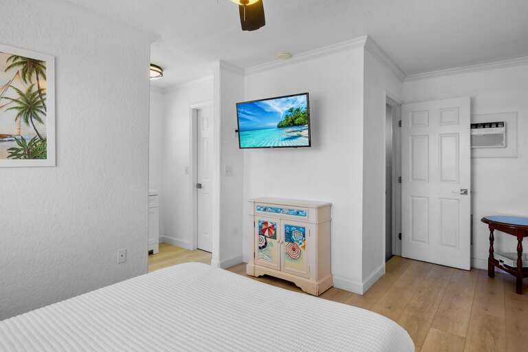 Second Bedroom, Queen
