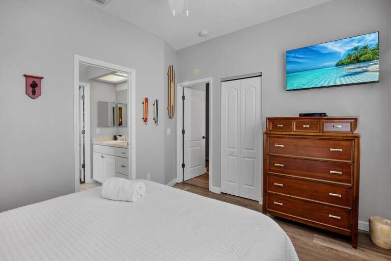Third Bedroom, Queen