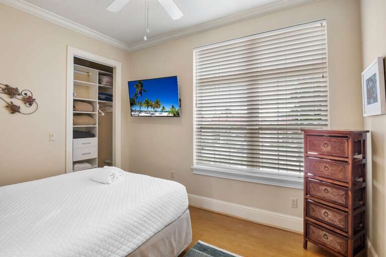 Second Bedroom, Queen