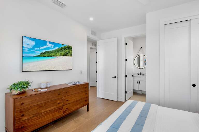 Sixth Bedroom, King