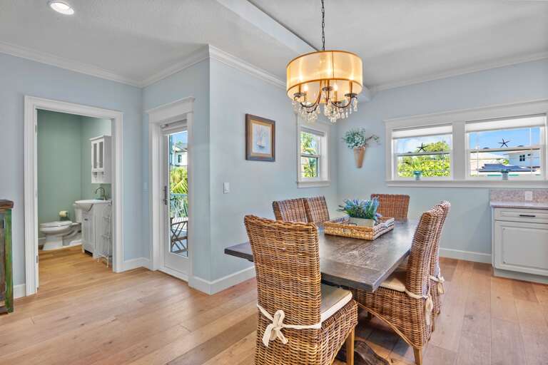 Indoor dining for six people