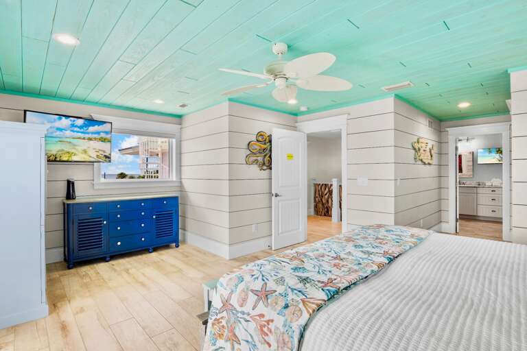 Ocean Breeze Retreat - Primary King Suite