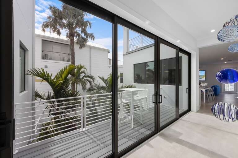 Balcony, Dining