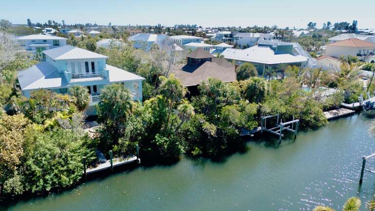 Waterfront home with private dock - Tamatoa by AMI Locals