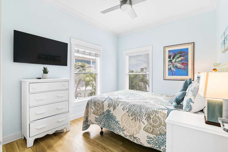 Second Bedroom, Queen bed
