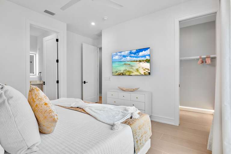 Fifth Bedroom, King bed