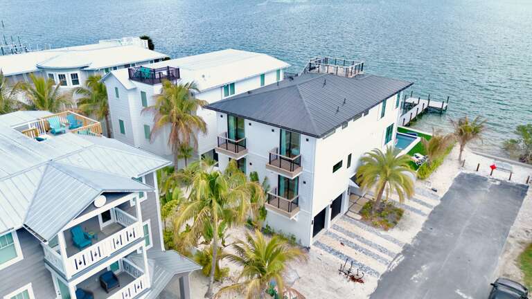Modern waterfront property - Golden Glow by AMI Locals