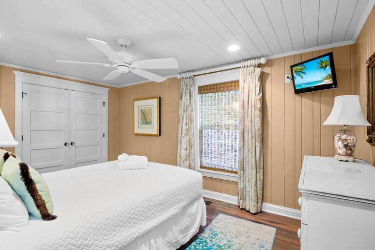 Fourth Bedroom, Queen bed