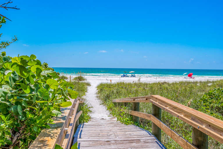 Easy path to the shoreline