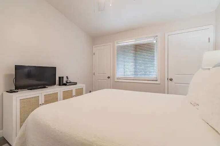 Secondary Bedroom- Queen
