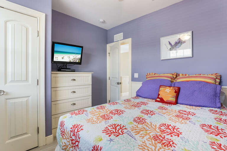 Bedroom 5, Queen