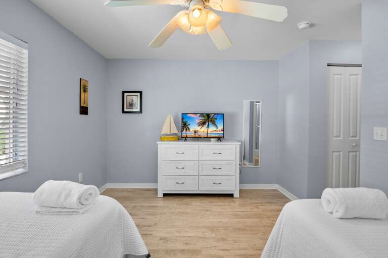 Second Bedroom - Two Twin beds, TV