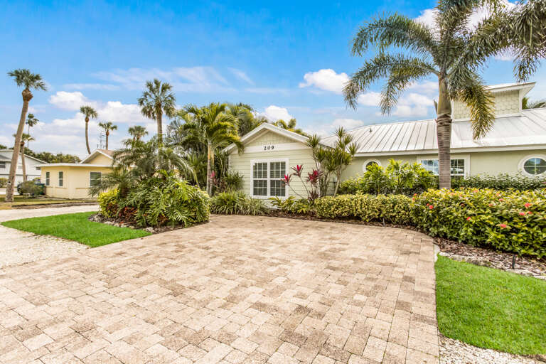 Ainsley's Beach House by Anna Maria Island Accommodations