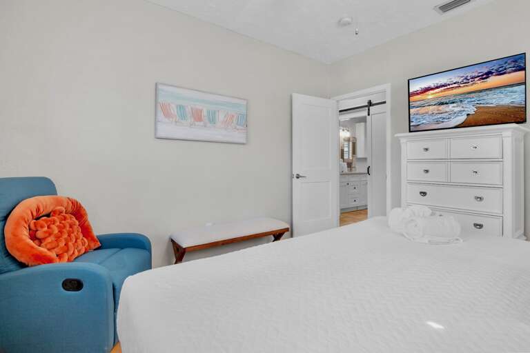 Second Bedroom, Queen bed