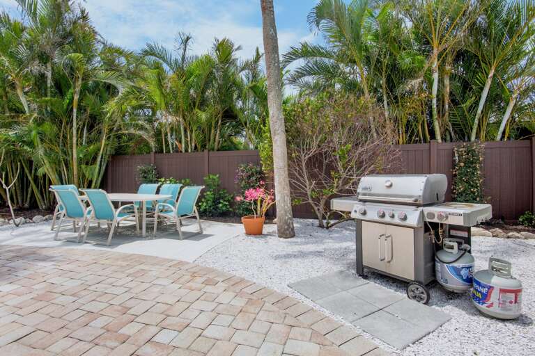 Poolside Dining, Outdoor Grill