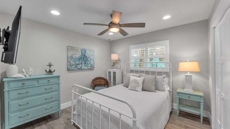 Fourth Bedroom, Queen bed