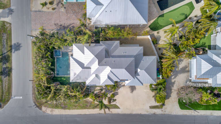 Private Corner Lot