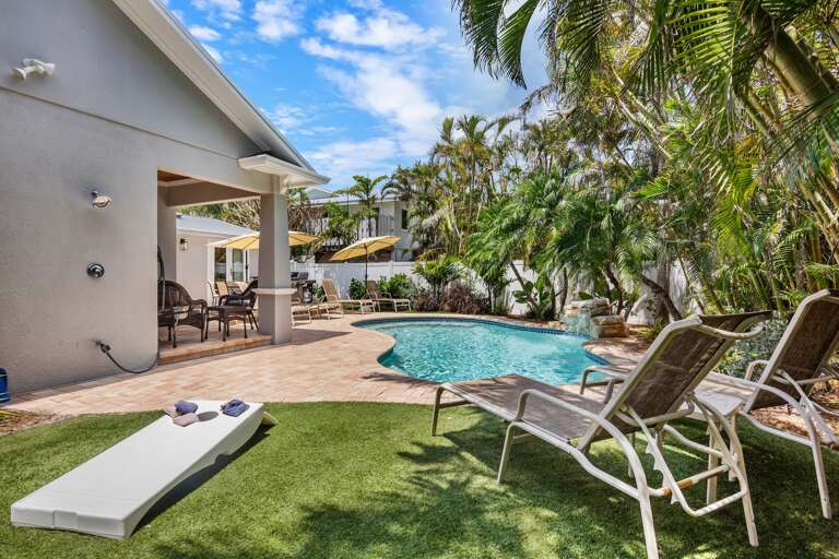 Private Pool, Poolside Loungers