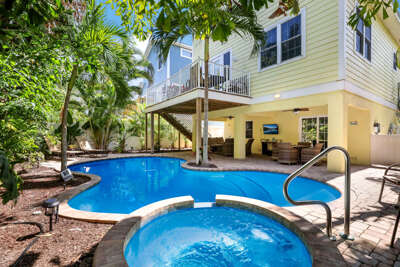 Private Pool, Spa & Lounge