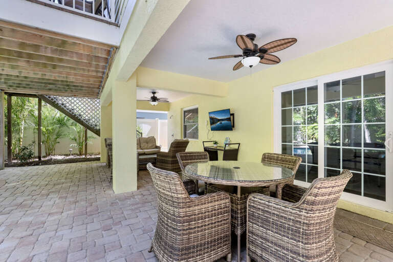 Outdoor Dining and Living Area