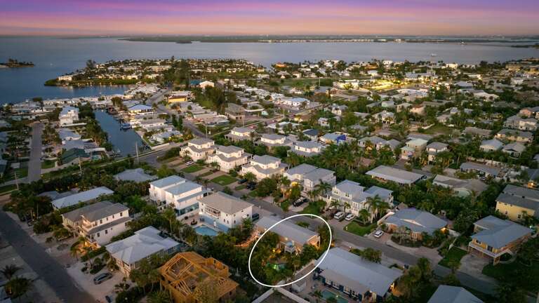 Pineapple Palms by Anna Maria Island Accommodations