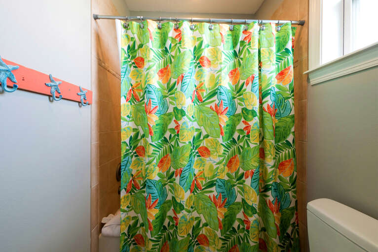 Full Guest Bathroom with Shower/Tub Combo