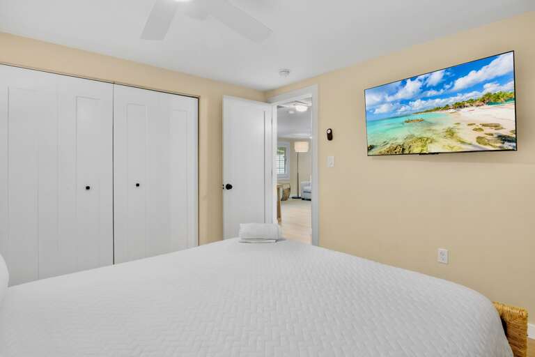 Second Bedroom, Queen bed