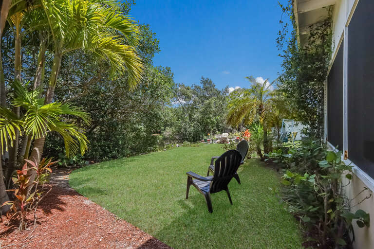 Spacious backyard for relaxing