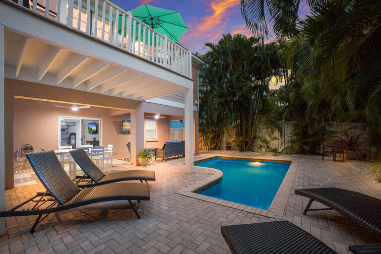 Swim-Up Lounge Bench Spot