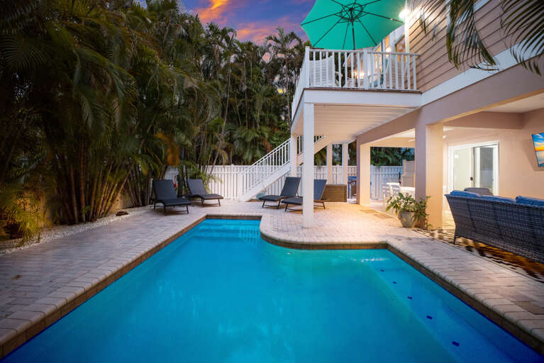 Swim-Up Lounge Bench Spot