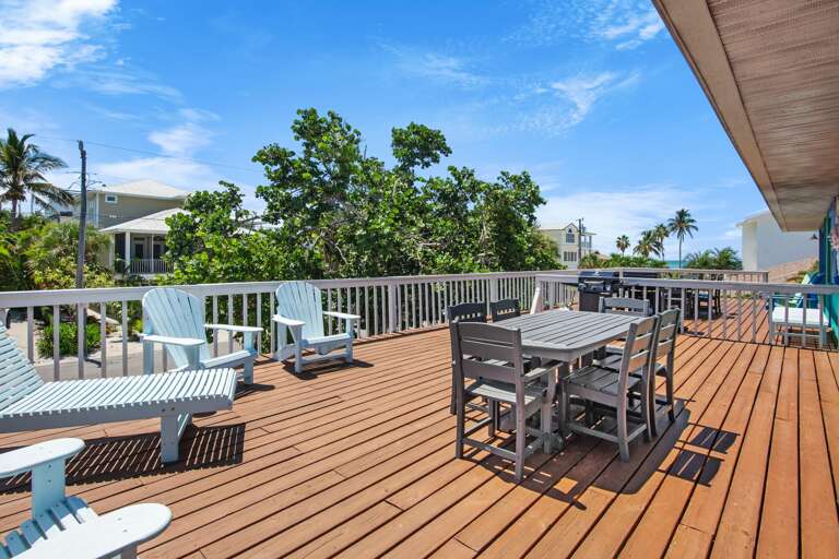 Outdoor table seating six
