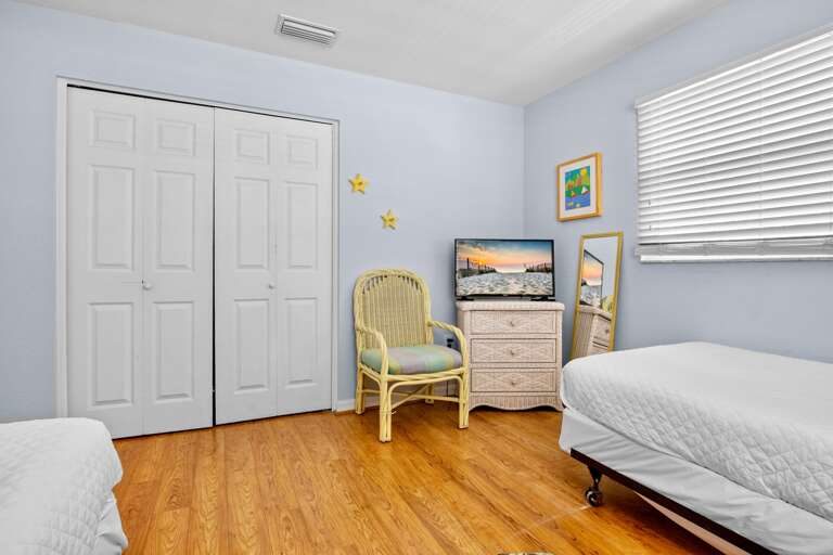 Second Bedroom (2nd floor): Two Twin beds