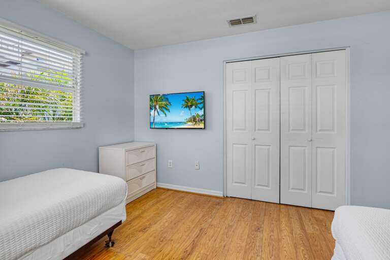 Second Bedroom (2nd floor): Two Twin beds