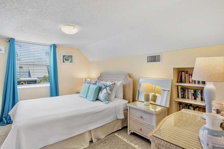 Second Bedroom, Queen