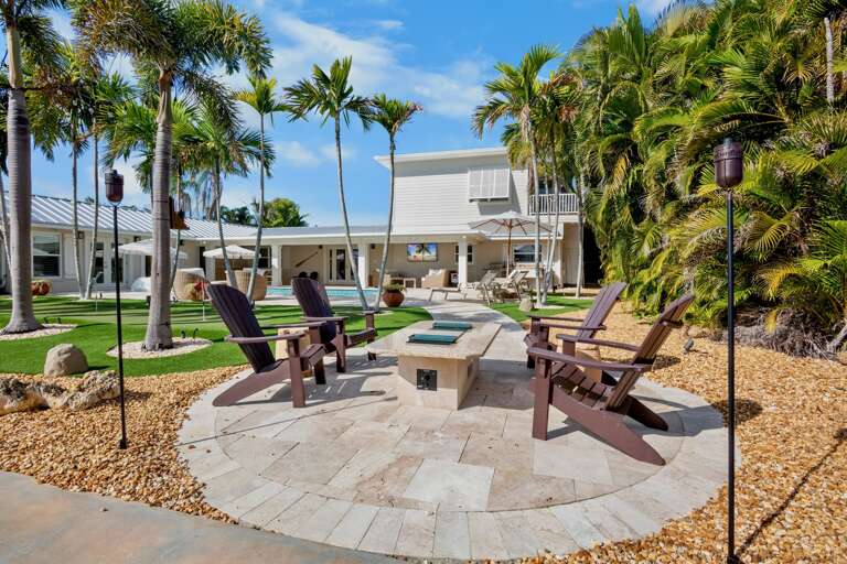 Outdoor fire pit