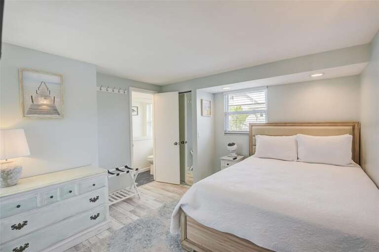 Second Bedroom, Queen