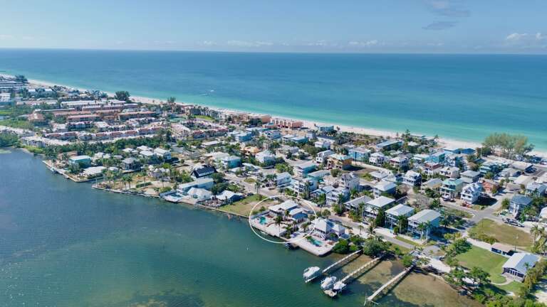 Ideal location close to beaches and dining