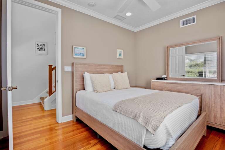 Bonus Room, Queen bed