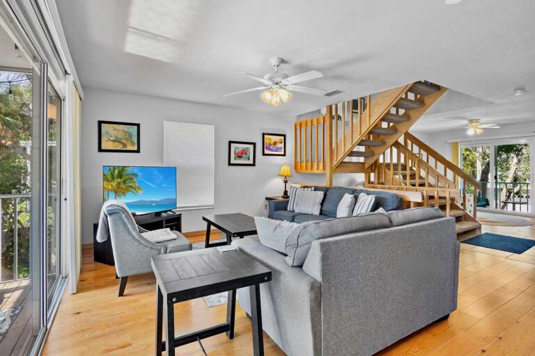 Cozy Living Area with Screened Lanai Access