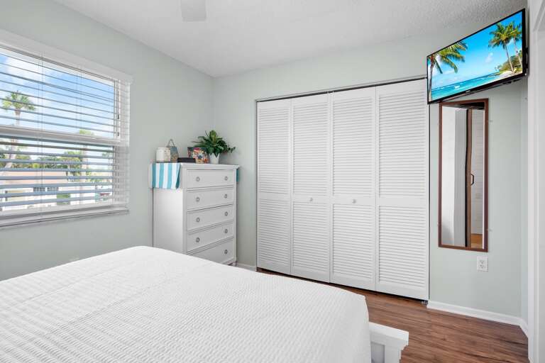 Second Bedroom, Queen bed