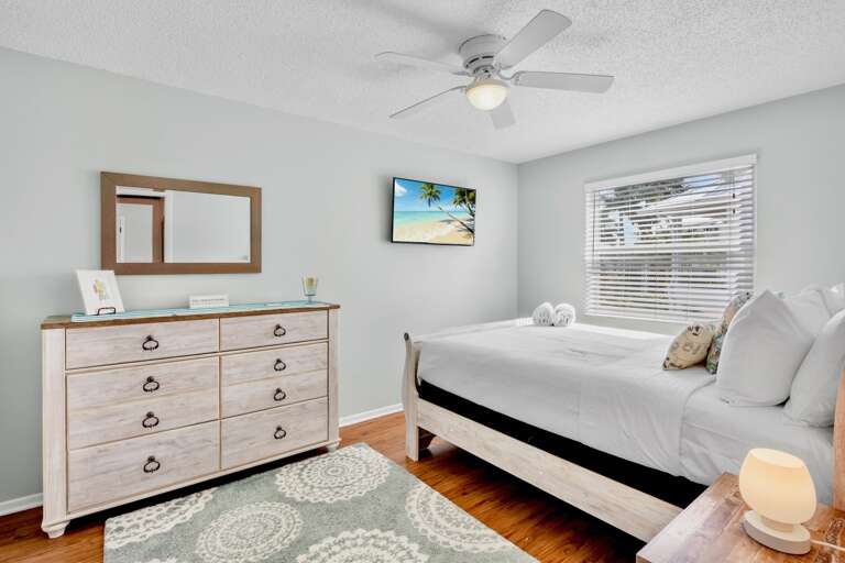 Third Bedroom, Queen bed