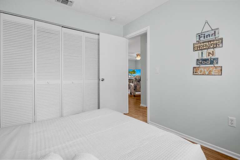 Primary Bedroom, Queen bed