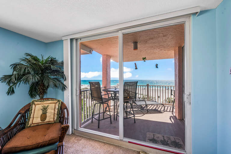 Living Area  - Direct Beach Front