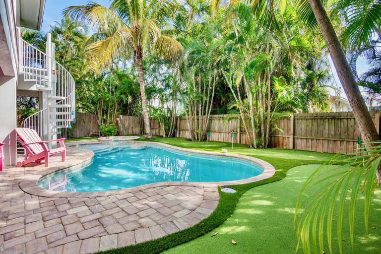 Private Pool, Putting Green